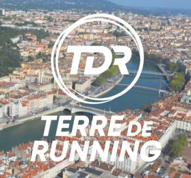 le logo de Terre de Running sur fond de photo aérienne de Lyon