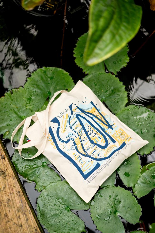 Tote bag Lyon posé sur un nénuphar