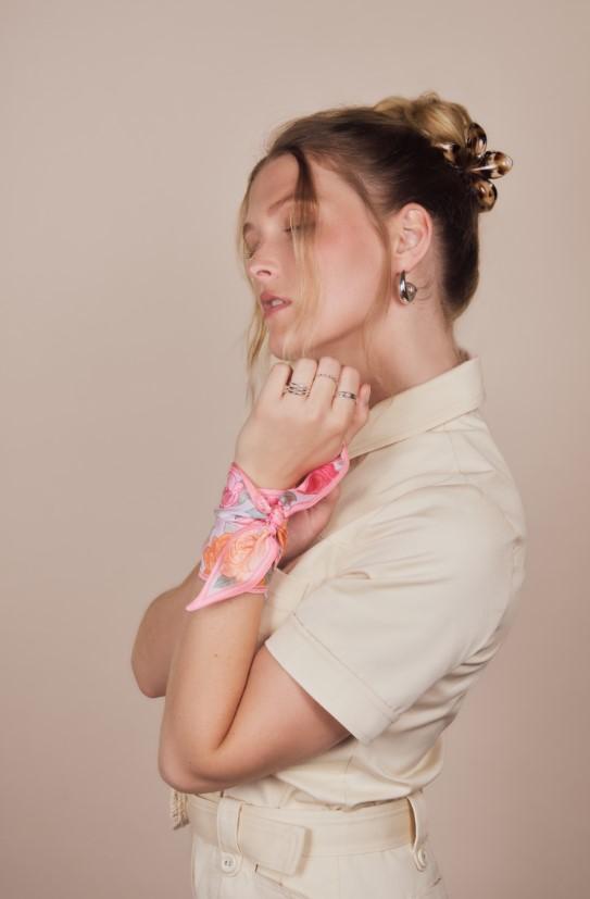 mannequin portant un bandeau rose au bras