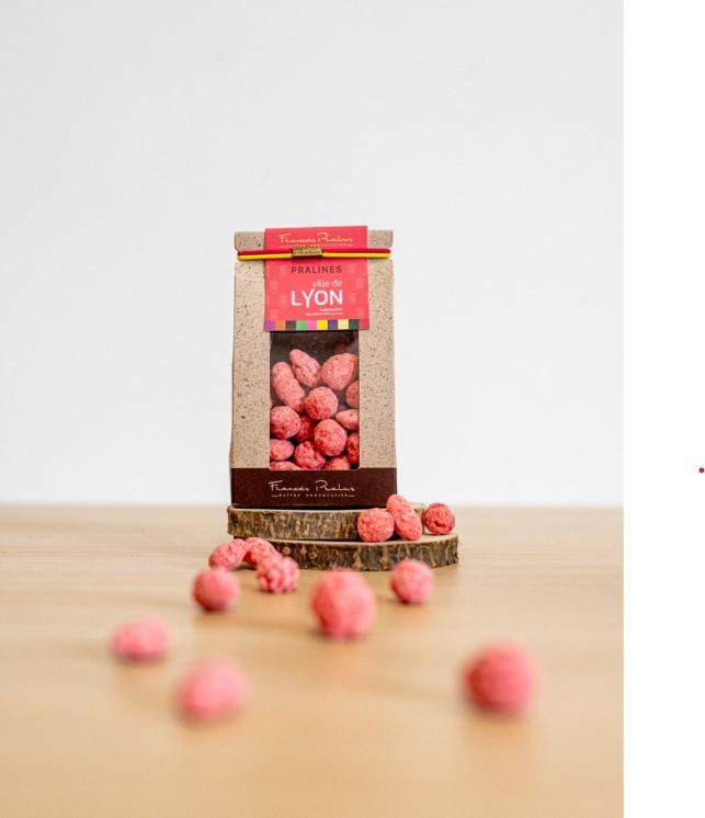 des pralines devant leur boite