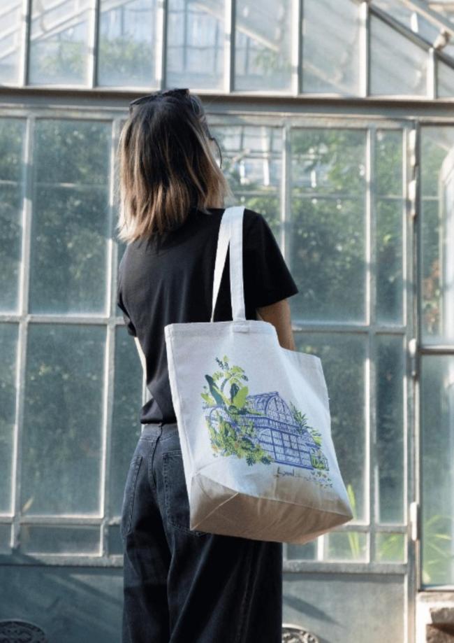 Marion porte un tote bag des Serres 