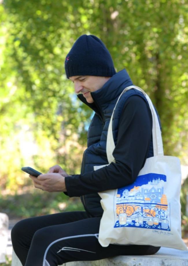 le tote bag Atelier Coton et le bonnet Terre de Running Fête des Lumières
