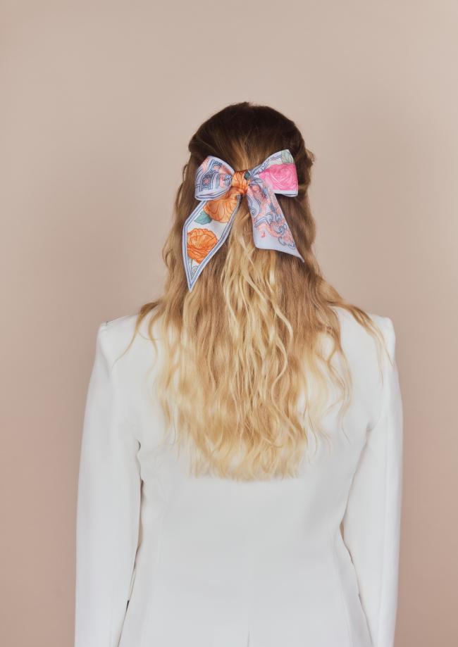 bandeau de soie dans les cheveux