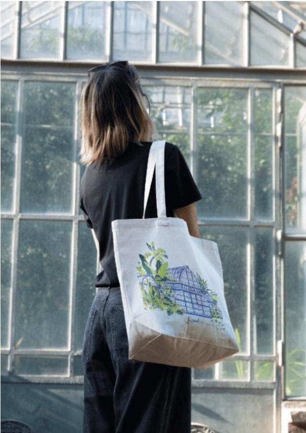 Marion porte le tote bag des serres
