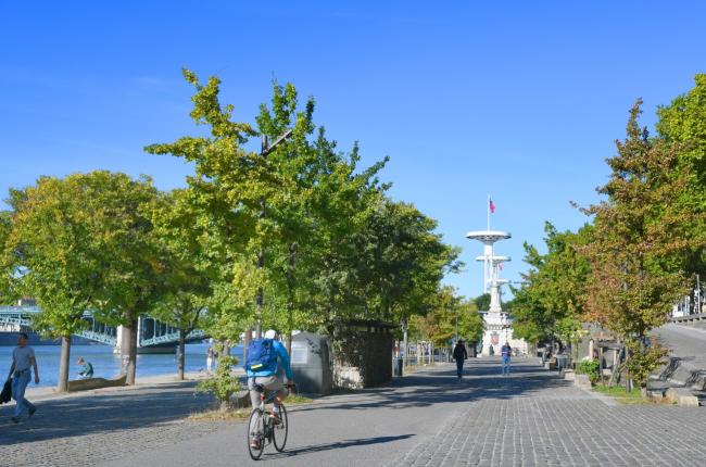 vue vers la piscine du Rhône