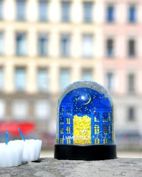 la boule à neige devant les fenêtres des quais de Saône